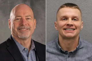 Un empleado apuñala presuntamente al presidente de la empresa durante una reunión de personal en un posible "imitador" del asesinato del director general (eng)