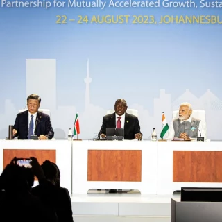 Los BRICS no amenazan al dólar, lo hace Estados Unidos