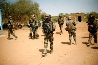Por qué los países africanos están expulsando a los militares franceses, uno por uno