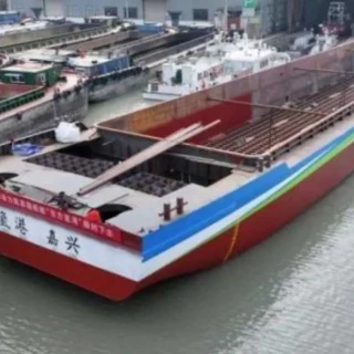 China presenta el primer buque portacontenedores de transporte interior propulsado por hidrógeno con capacidad de carga de 1.450 toneladas y autonomía de 380 km