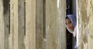 El líder talibán prohíbe las ventanas que den a vivendas donde pueda haber mujeres