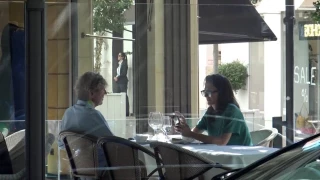 Ernesto de Hannover lo vuelve a hacer: se atraganta, insulta a los camareros y agrede al personal del Samur