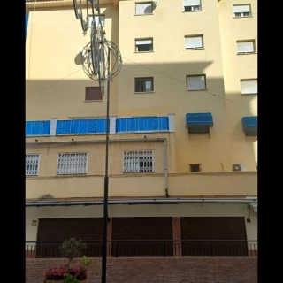 Una mujer salva la vida tras lanzarla un hombre desde un cuarto piso en Marbella