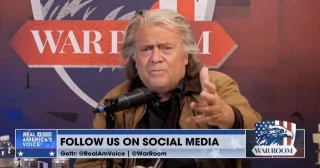 Steve Bannon le dijo al "converso" MAGA Elon Musk que "se sentara atrás y estudiara" o "te vamos a arrancar la cara" (Eng)