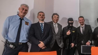 Oskar Matute se disfraza de policía y Pablo Iglesias de empresario en el nuevo videoclip de Los Chikos del Maíz