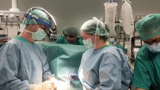 Intervención pionera en el Chuac: un corazón artificial logra la recuperación de una niña de un año y evita un trasplante