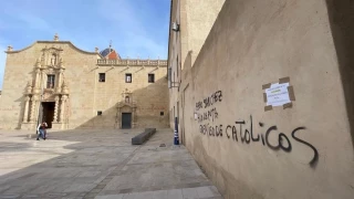 Pintadas contra Pedro Sánchez vandalizan la plaza del Monasterio de la Santa Faz