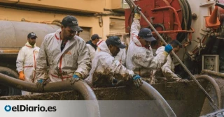 Un día con los operarios marroquíes que siguen en las zonas de la DANA: “Hemos venido a trabajar, no a descansar”