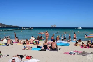 El turismo español afronta el riesgo real de morir de éxito. Ya hay guías que desaconsejan tres de sus grandes destinos