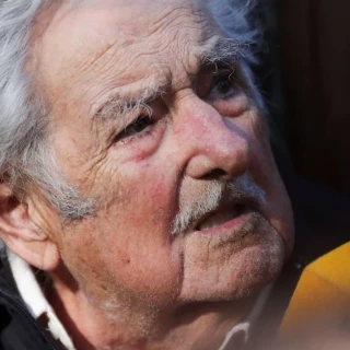Mujica anuncia la extensión del cáncer, que no seguirá con el tratamiento y pide morir "tranquilo"