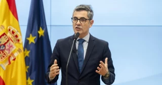 El PSOE registra una ley anti ultras que reforma la acusación popular y obliga a inadmitir querellas con recortes de prensa