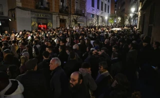 Manifestantes se agolpan a las puertas de la taberna de Pablo Iglesias tras la amenaza de Desokupa en la presentación del libro de Irene Montero