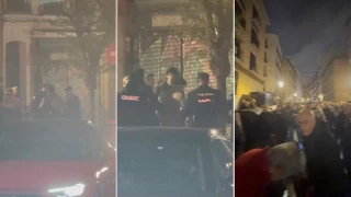La policía se lleva a Vito Quiles de la concentración masiva a las puertas de la Taberna Garibaldi