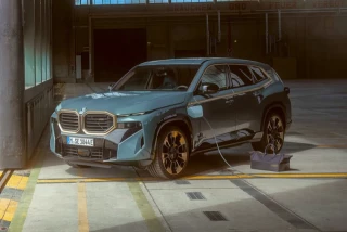 Confirmado: se acabó la trampa de los híbridos enchufables. Europa ahora mide el consumo de los PHEV más estrictamente para que un SUV de 700 CV no homologue lo mismo que un Vespino