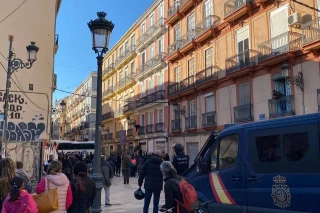 La Policia Nacional detiene a 3 activistas que querían parar un deshaucio ilegal en València