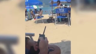 Un hombre, harto de escuchar música mientras está en la playa, inventa un aparato para apagar los altavoces de la gente