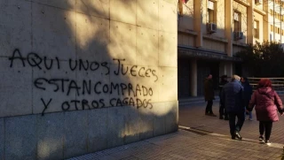 Pintada en la Audiencia de Badajoz: «Aquí unos jueces están comprados y otros cagados»
