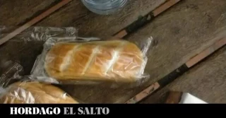 Dos bollitos, un zumo y una botella de agua: las cenas para personas vulnerables de un albergue en Donostia