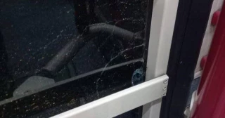 Un conductor de Tussam denuncia en redes sociales que han tiroteado un autobús en el Polígono Sur