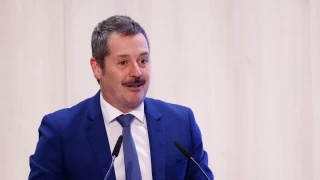 El consejero de Cultura de Ayuso coloca como su asesor al hijo del codirector de Teatros del Canal