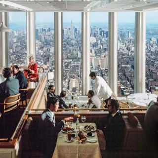 Ventanas al mundo: Increíbles fotos de época del restaurante más espectacular del WTC (ENG)