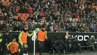 Los lamentables insultos a jugadores de la Real en Mestalla: «Etarra, hijo de puta, vete a poner bombas»