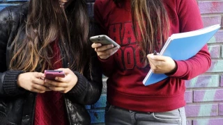 Casi la mitad de los padres se arrepienten de la edad a la que dieron el móvil a sus hijos