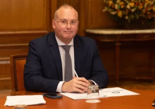 El PNV llama torpe, maleducado y sinvergüenza a Tellado por criticar la cesión del palacete de París: "Haciendo amigos"