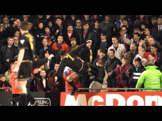 La patada antifascista más espectacular del fútbol