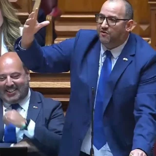 Detienen a un diputado ultra por robar maletas en el aeropuerto de Lisboa