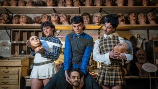 Fades, la ‘queerband’ en catalán que VOX denunció por gritar ‘fuera fascistas’: “Somos tres mariconcillas con minifalda que rapean frases intimidantes”