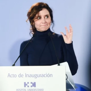 Imágenes exponen la externalización sanitaria de Ayuso: material con restos de hueso de operaciones anteriores