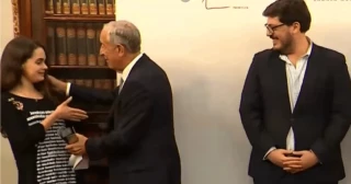 Periodista rechaza el abrazo del presidente de Portugal por complicidad con Israel