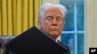 Trump dice que aranceles a Canadá y México entrarán en vigor el sábado y evalúa gravar su petróleo