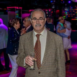 Salir de fiesta a los 80 años y beber Aquarius en la discoteca que triunfa entre los abuelos de Madrid: "Somos mayores y queremos vivir lo que nos quede"