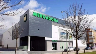 Una empleada que llevaba 22 años en Mercadona es despedida por beberse una lata de cerveza y la justicia lo declara improcedente