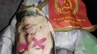 El monumento franquista del Puerto de la Cadena (Murcia) amanece con muñecos de Abascal, Trump y Musk colgados