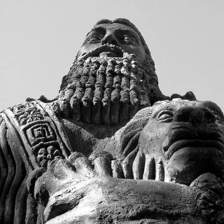 La versión hitita de la Epopeya de Gilgamesh, descubierta en tablillas en Hattusa, tiene diferentes estructura y detalles narrativos