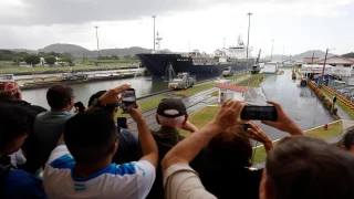 Panamá niega haber aceptado que buques de EE.UU. no paguen al pasar por el canal