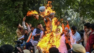 ‘Tratados como criminales’: el encadenamiento de indios a bordo de un vuelo de inmigrantes de 40 horas provoca una nueva indignación contra Trump [ENG]