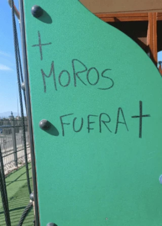 Seis madres musulmanas denuncian ante la Policía Nacional la grabación ilegal y difusión de imágenes de sus hijos menores en un video de odio del vicealcalde