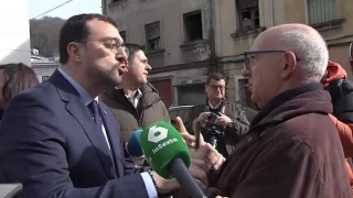 Así "pacificó" Barbón en Langreo a un hombre airado contra el Gobierno: Del "¡dimisión!" al apretón de manos