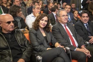 Un grupo de estudiantes protesta ante Ayuso por la concesión de otro título de honor en la Complutense