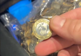 FACUA denuncia al empresario Ángel Gaitán por acuñar sin permiso una "moneda conmemorativa" de la DANA