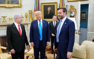 Fotos muestran la fotografía policial de Trump colgada justo afuera de la Oficina Oval [ENG]