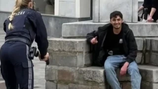El autor del ataque a cuchillo en Austria: un sirio de 23 años, sonriente y haciendo el gesto de ISIS a la Policía