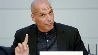 Varoufakis sobre $Libra: "Cuando lo hace el presidente del país, es más que una estafa, es un delito político"
