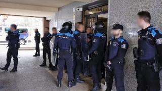 Gritos y momentos de tensión a las puertas de una de las torres de Monelos, en A Coruña, por el fallecimiento de una mujer