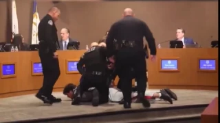 Detenido el exjugador de la NFL Chris Kluwe tras llamar "nazi" al movimiento MAGA de Trump