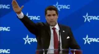El actor mexicano Eduardo Verástegui hace el saludo nazi en la conferencia ultraconservadora en Estados Unidos (CPAC)